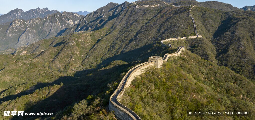 俯瞰蜿蜒雄伟的壮丽长城