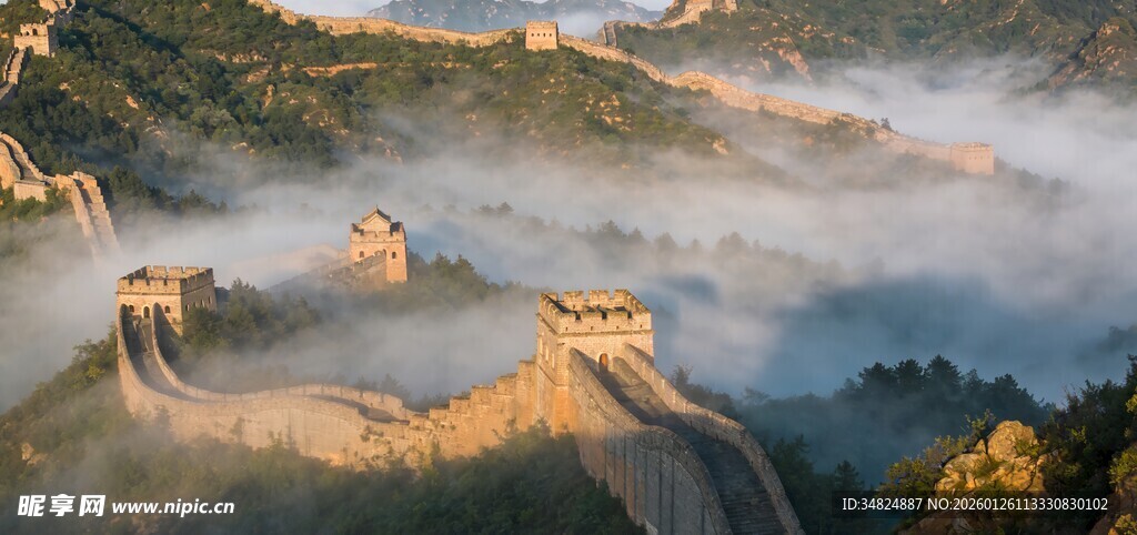 云雾缭绕中的雄伟长城