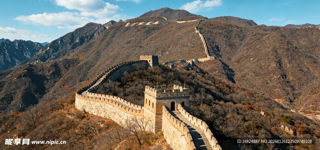 壮丽长城蜿蜒于山峦之间