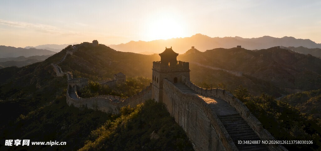 夕阳下的雄伟长城