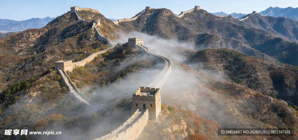 壮丽长城云雾缭绕美景