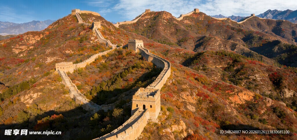 壮丽长城蜿蜒于山峦之间