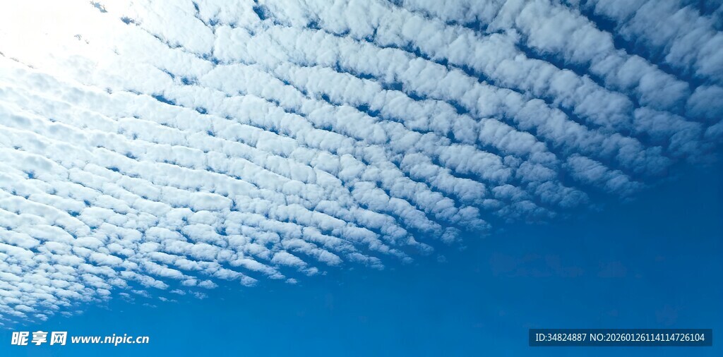 蓝天之上的絮状云朵