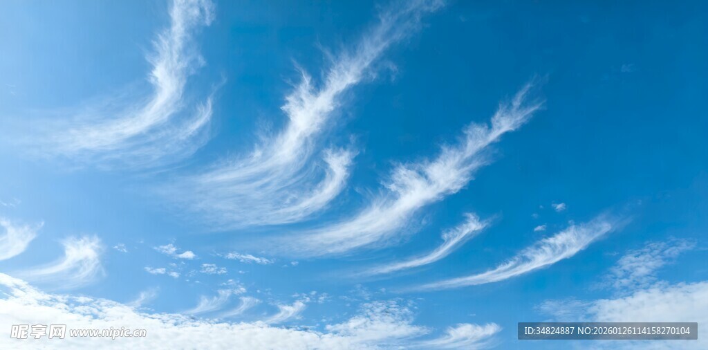 蓝天飘絮状白云