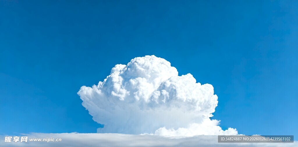 蓝天下的蓬松云朵