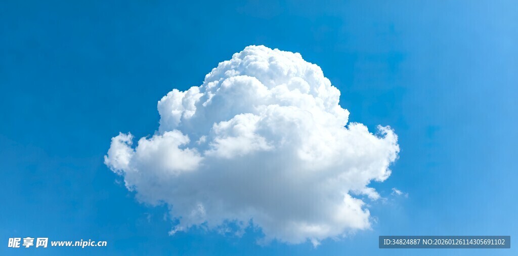 蓝天下的蓬松白云