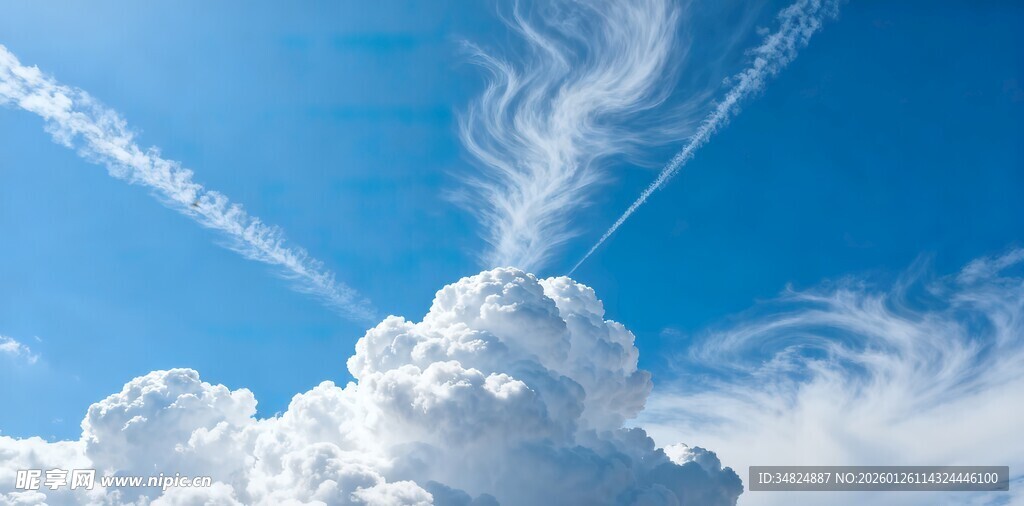 蓝天之上的梦幻云朵