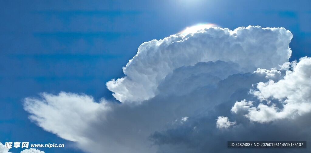 蓝天中的蓬松大云朵