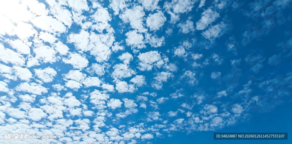 蓝天中的碎云景观