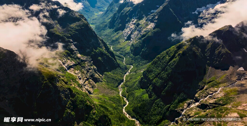 高山峡谷间的壮美风光
