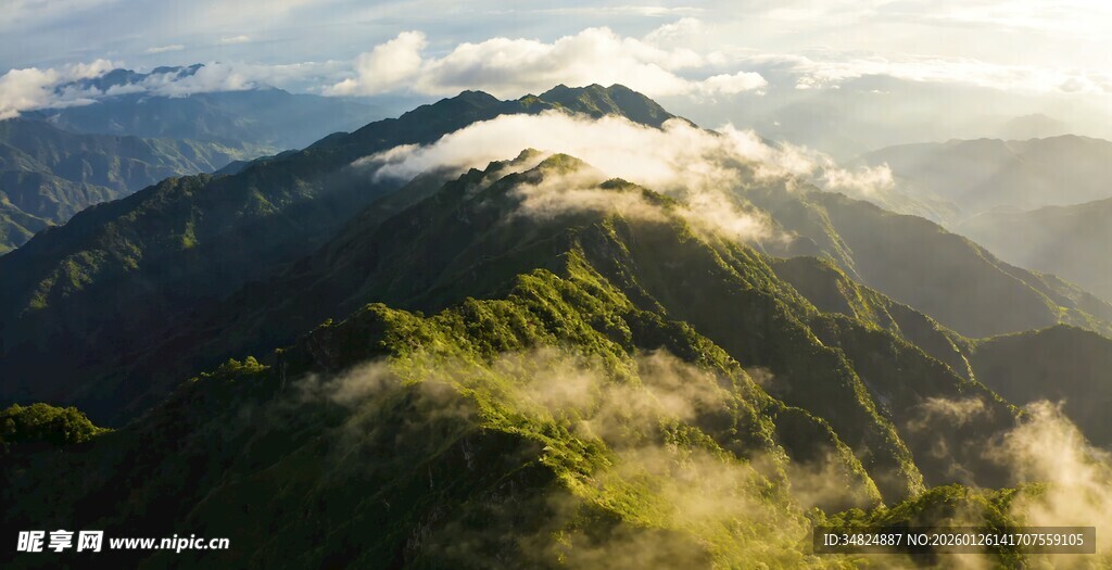 高山云海间的壮丽景致