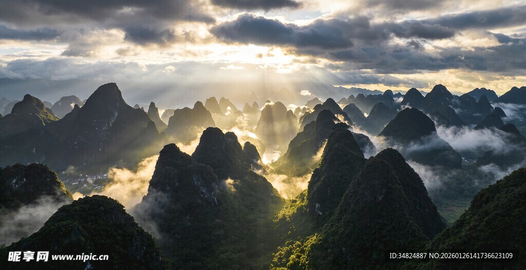 壮丽群山间的绝美日出