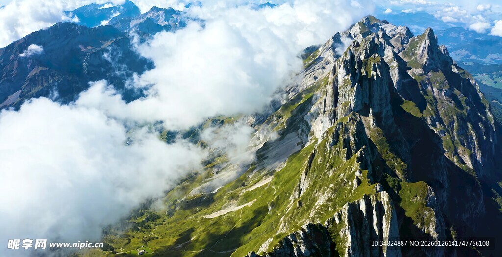 巍峨高山云雾缭绕美景