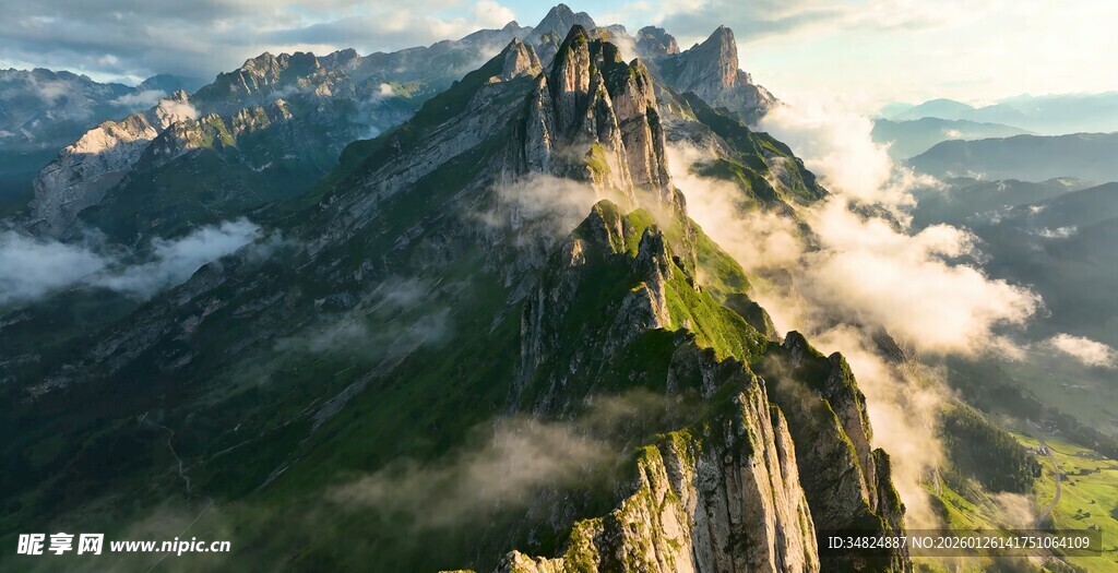 壮丽山巅云海景观