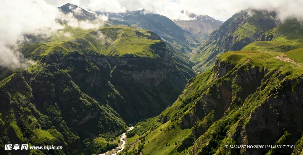 壮丽山谷间的翠绿山峦