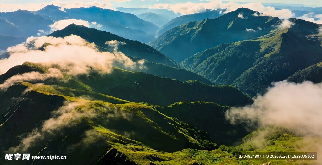 山间云海环绕的壮美风光