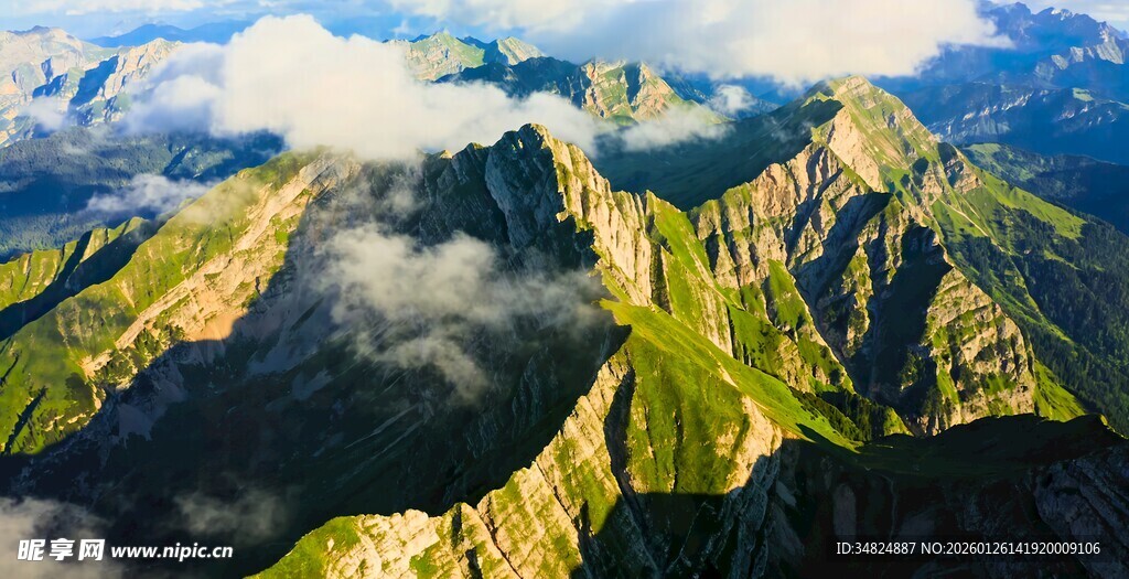 壮丽山景云雾缭绕