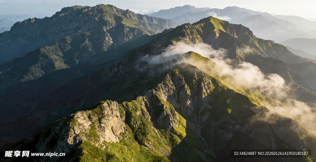 壮丽山峦云雾缭绕美景