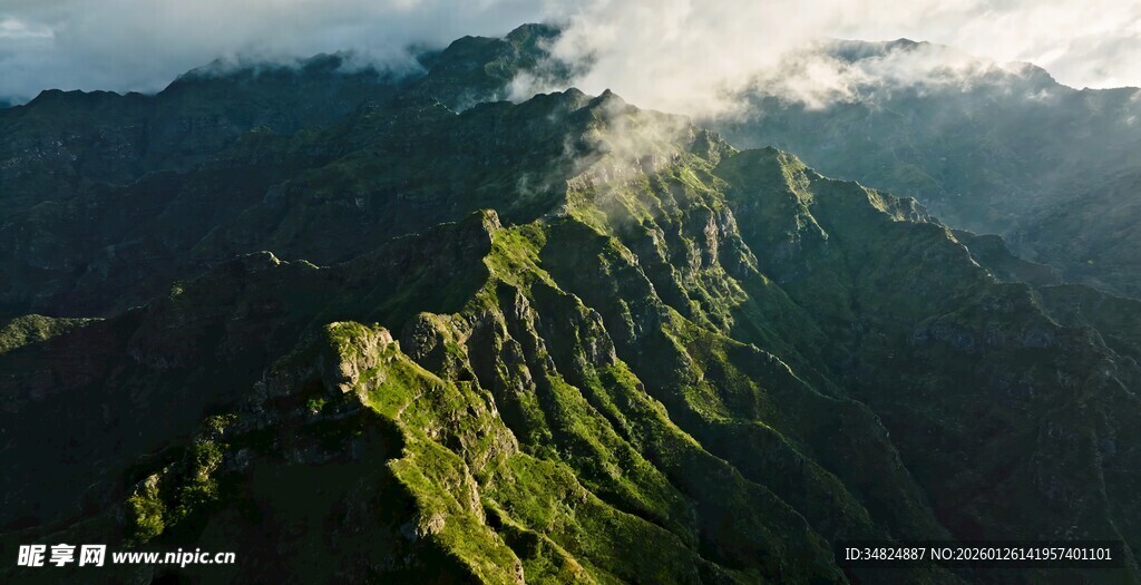 俯瞰翠绿山峦云雾缭绕