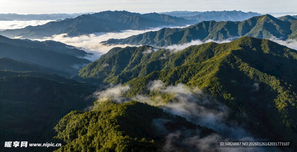 山峦云海间的壮美风光