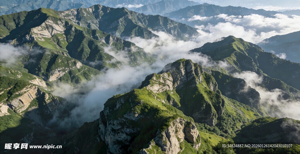 山峦云海壮丽自然景观