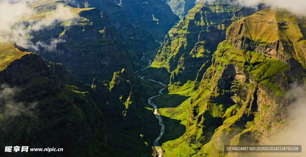 壮丽翠绿山峦俯瞰景观