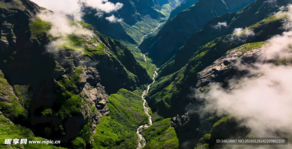 高山峡谷间的壮丽自然景观