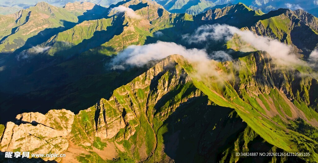 壮丽山峦间的云海奇观