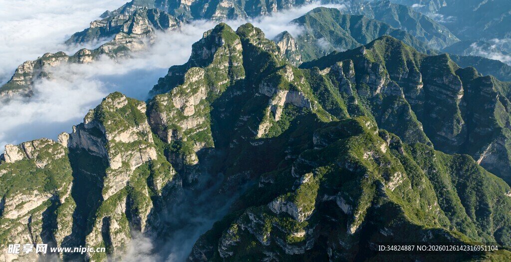 巍峨山峦云雾缭绕美景