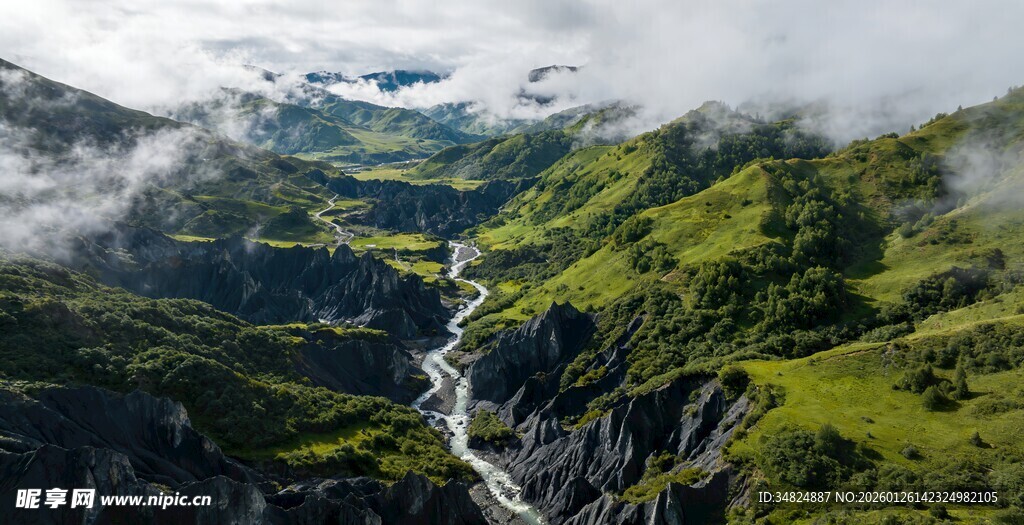 山间翠谷溪流云雾缭绕