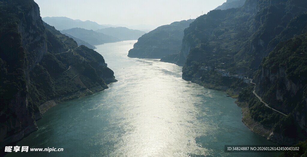 壮丽峡谷中的蜿蜒河流