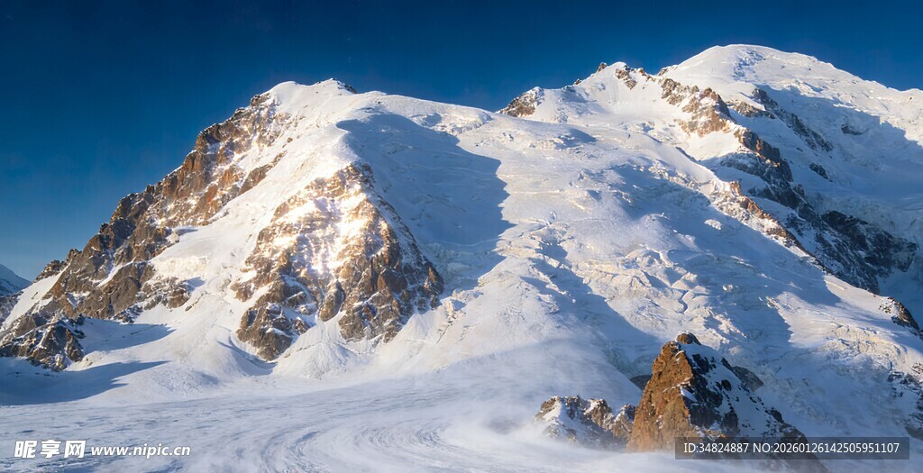 巍峨雪山壮丽景致