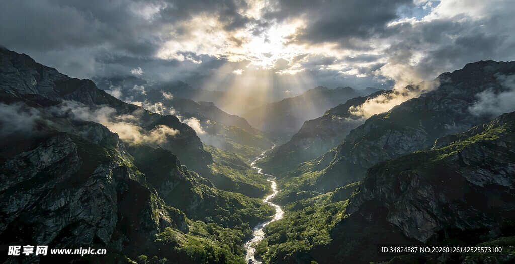 山谷间的阳光穿透云层