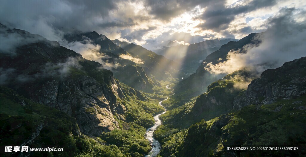 山谷晨曦阳光穿透云雾