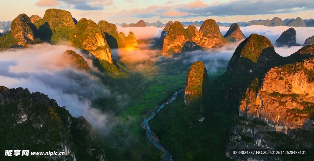 日出下的壮丽山峦景观