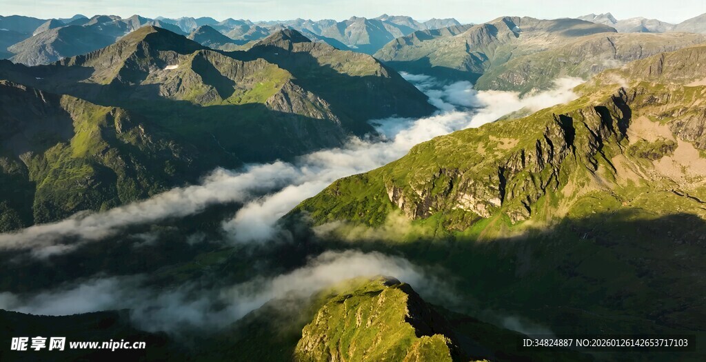 山间云海环绕的壮丽美景