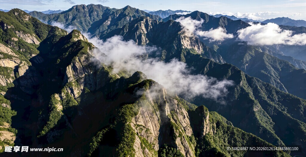 云雾缭绕的壮丽山峦