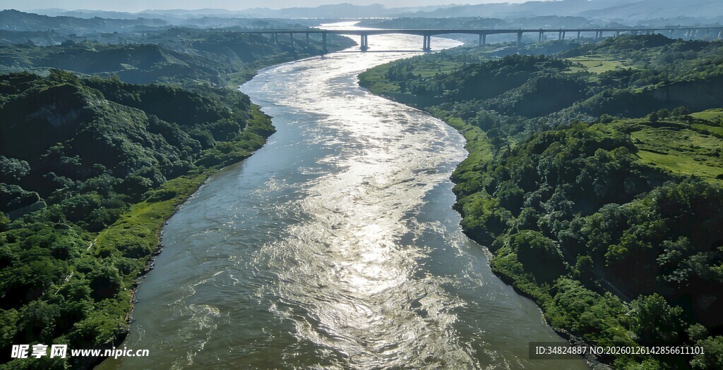 蜿蜒河流穿于葱郁山林间