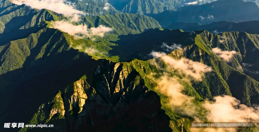山峦云海壮丽风光