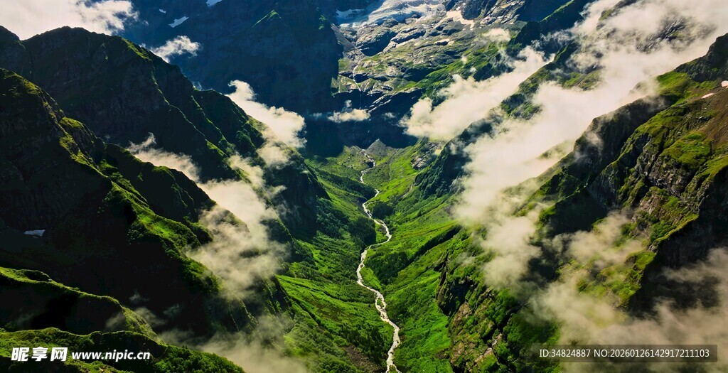 高山云海间的翠绿山谷