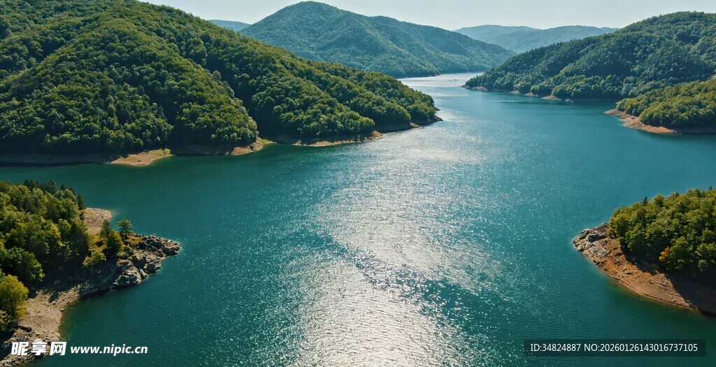 青山环绕的碧绿宁静湖泊