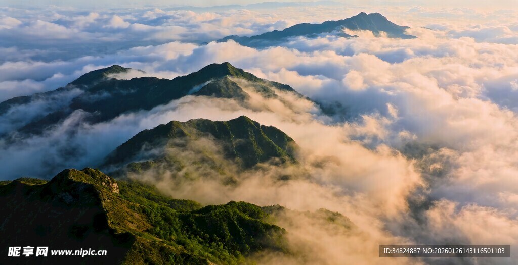 云海环绕的壮丽山峦