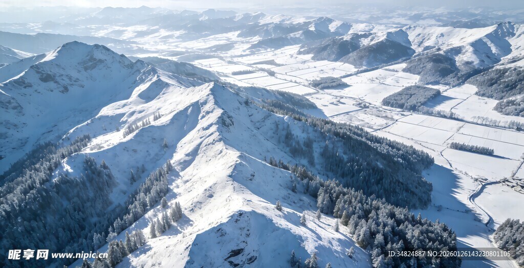 壮丽雪山俯瞰美景