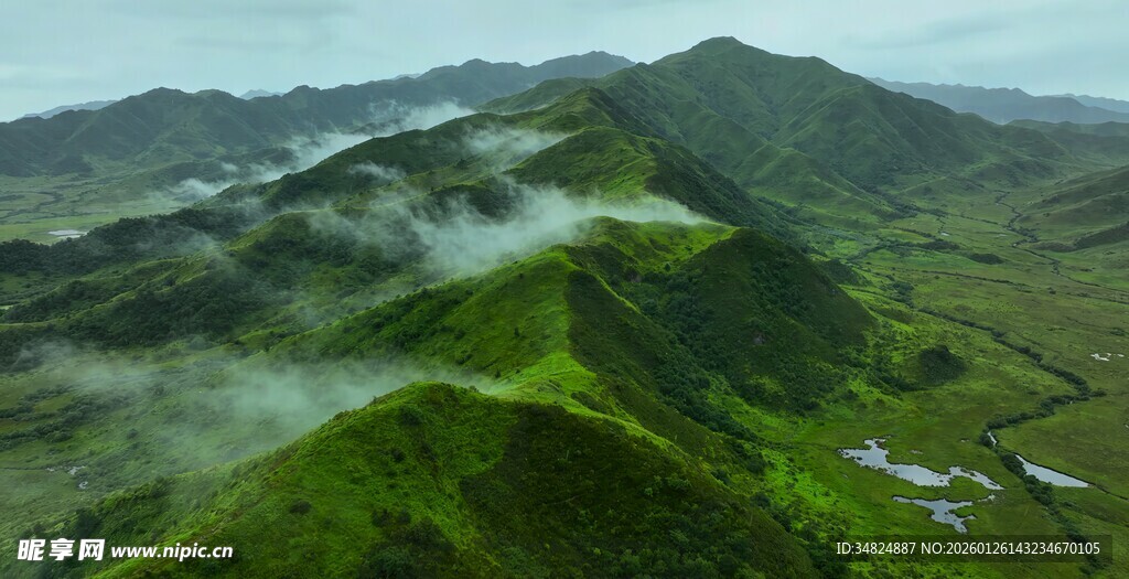 青山云雾缭绕的壮美风光