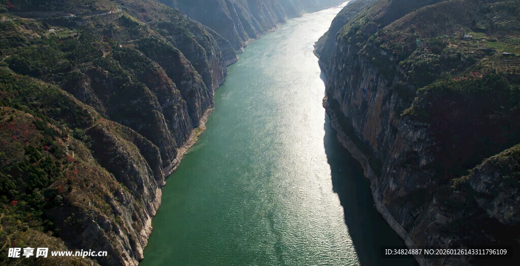 壮丽峡谷中的碧绿河流