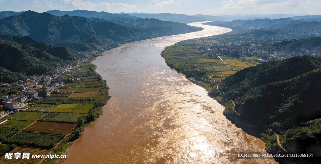 壮丽黄河蜿蜒于山川间