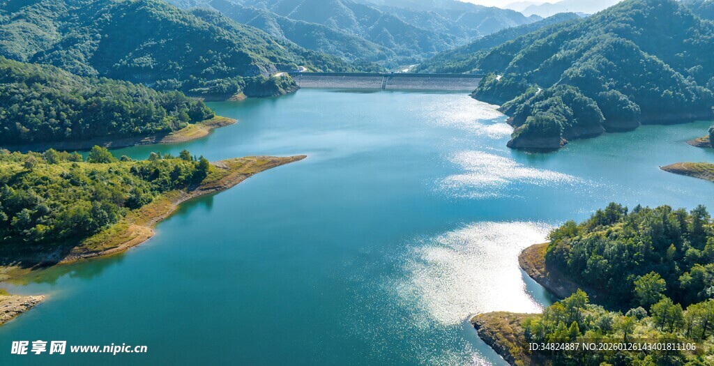 青山环抱的静谧蓝湖