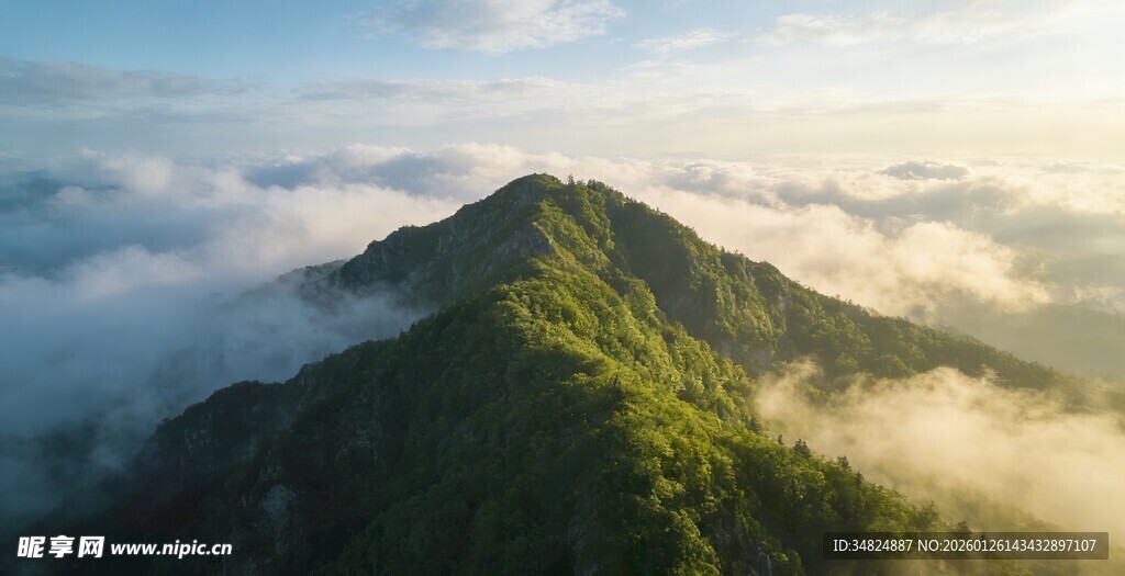 云雾缭绕的翠绿山峰