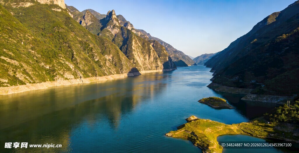 壮丽山水间的宁静湖泊