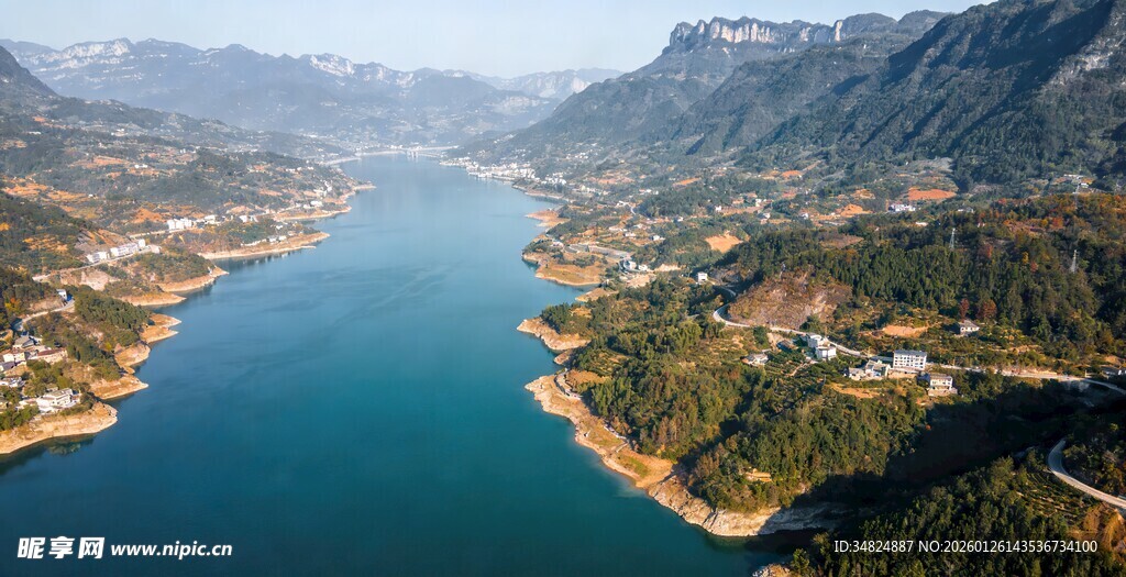 山水相依的美丽湖景